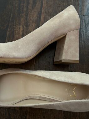 Marc Fisher NWOB 6.5 beige suede block heel women’s pumps Slip on leather Zala
